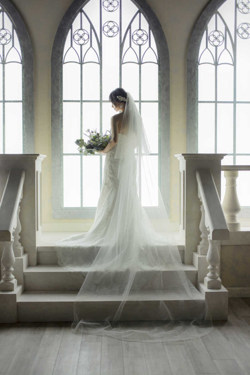 優雅に揺れるドレスが魅せる、バックショットの美学