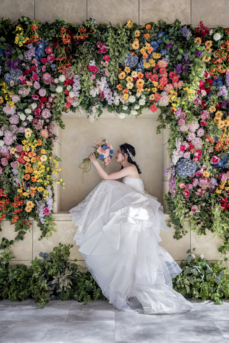 花の匂いを嗅いで