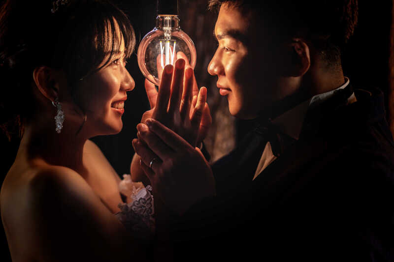 光と影が描き出すロマンチックな瞬間