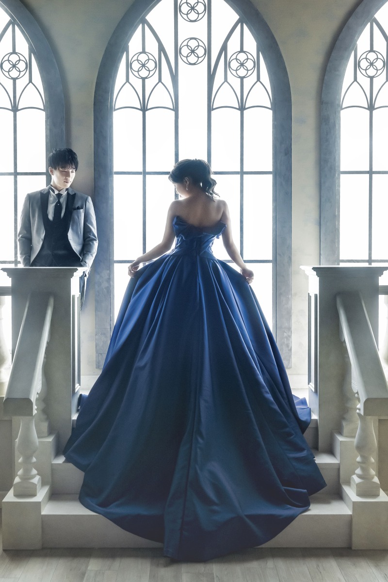 光の中でドレスを広げて