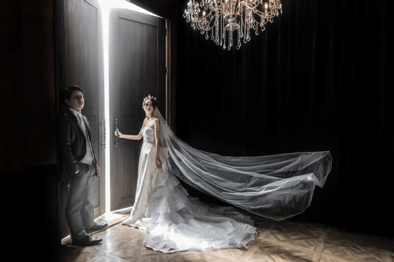 扉から差し込む希望の光