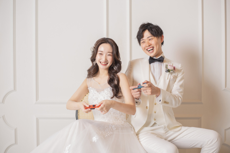 ふたりらしさのアイテムを入れて自然な笑顔から