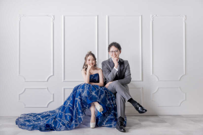 シンプルホワイトウォールで足組みショットがステキ