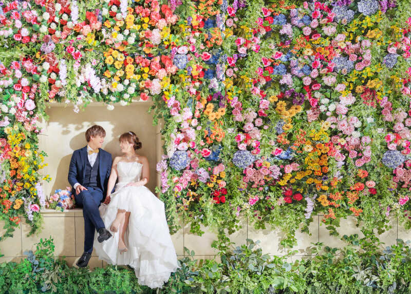 【フラワーウォール】見つめ合い×足組みショット