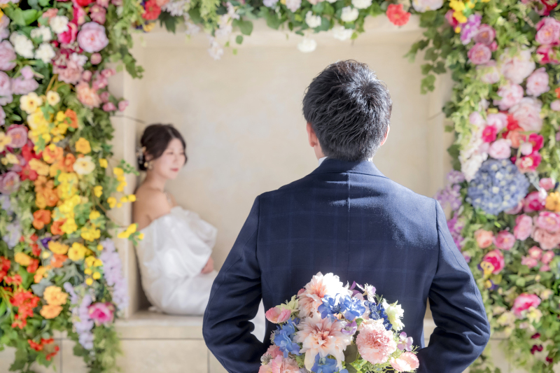 カラフルフラワーに包まれるご新婦様