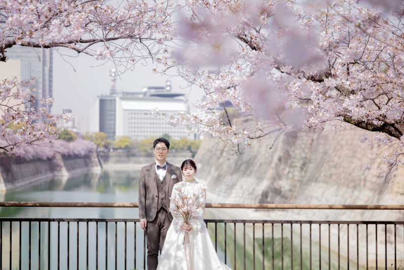 大阪城公園の大河を背景に誓う愛