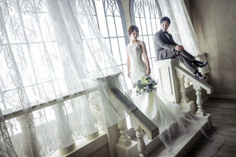 【チャペル】ご新郎様足組みショット