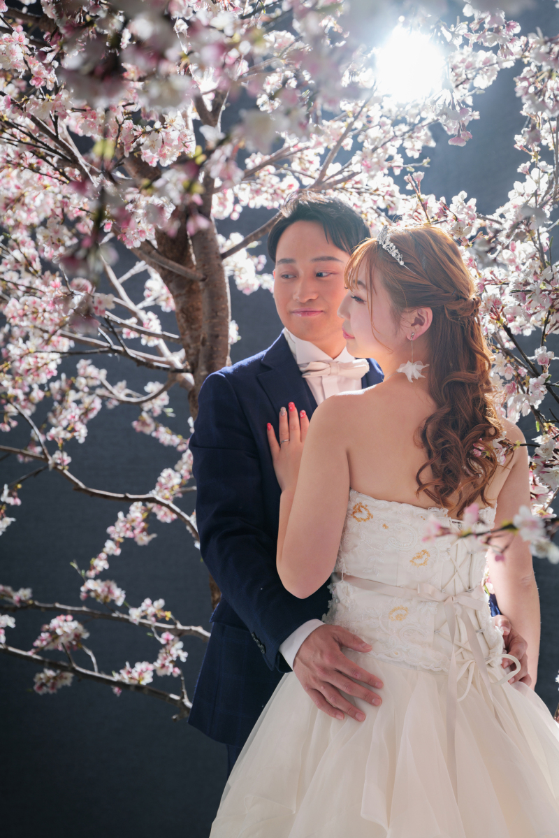 桜の光に包まれて、そっと重なるふたりの時間