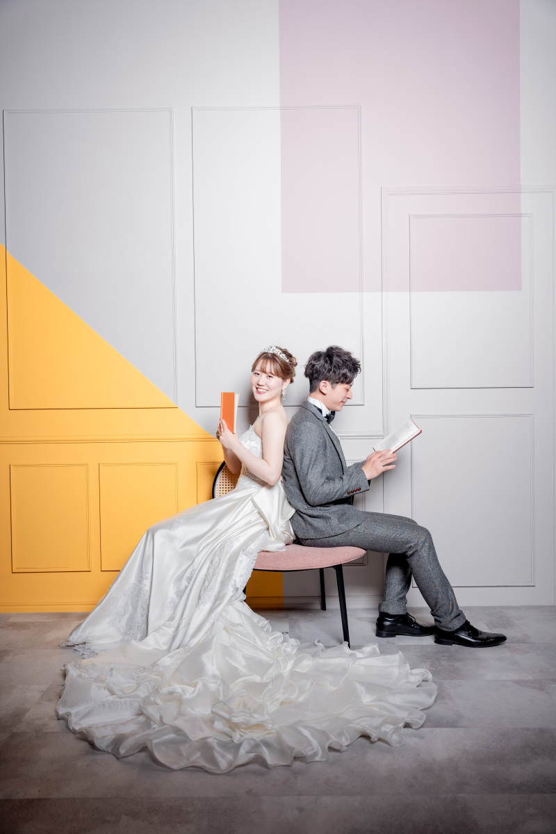 ブックをアクセントにPOPポージングな撮影