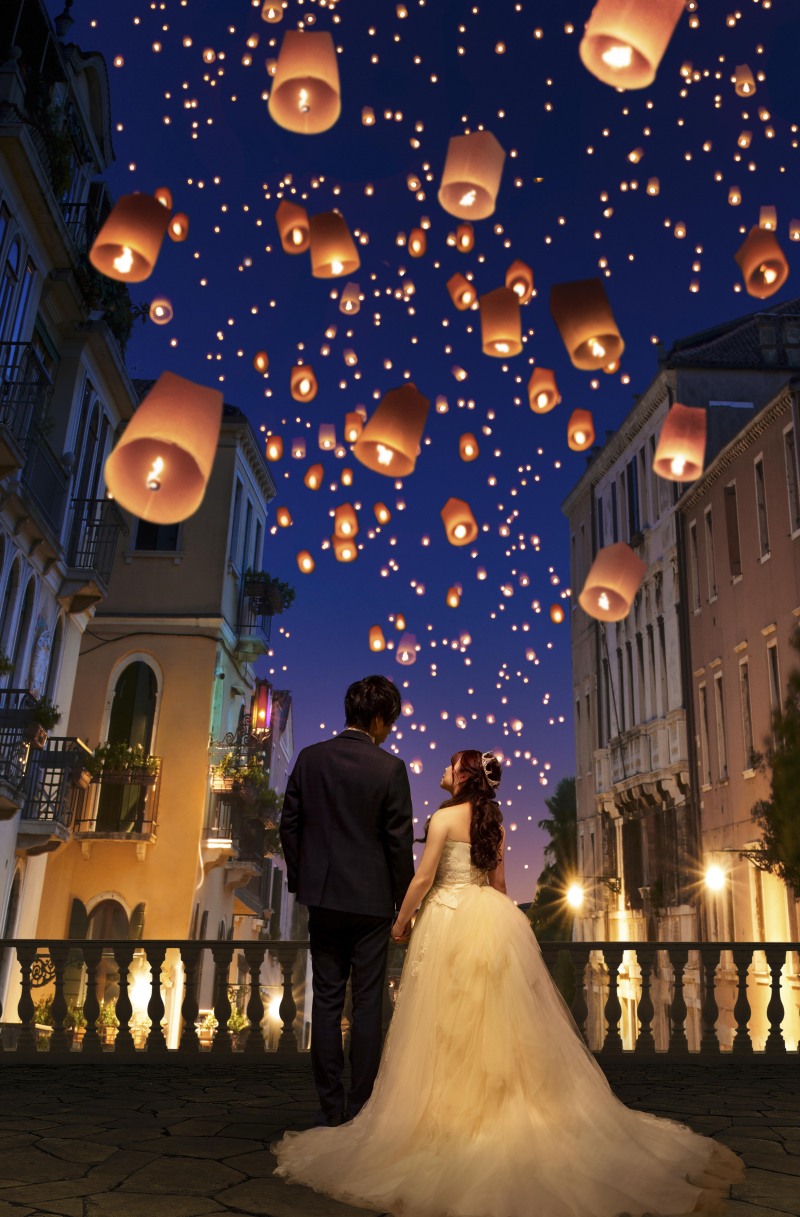 幻想的なランタンに寄り添うふたりの絵になるシーン