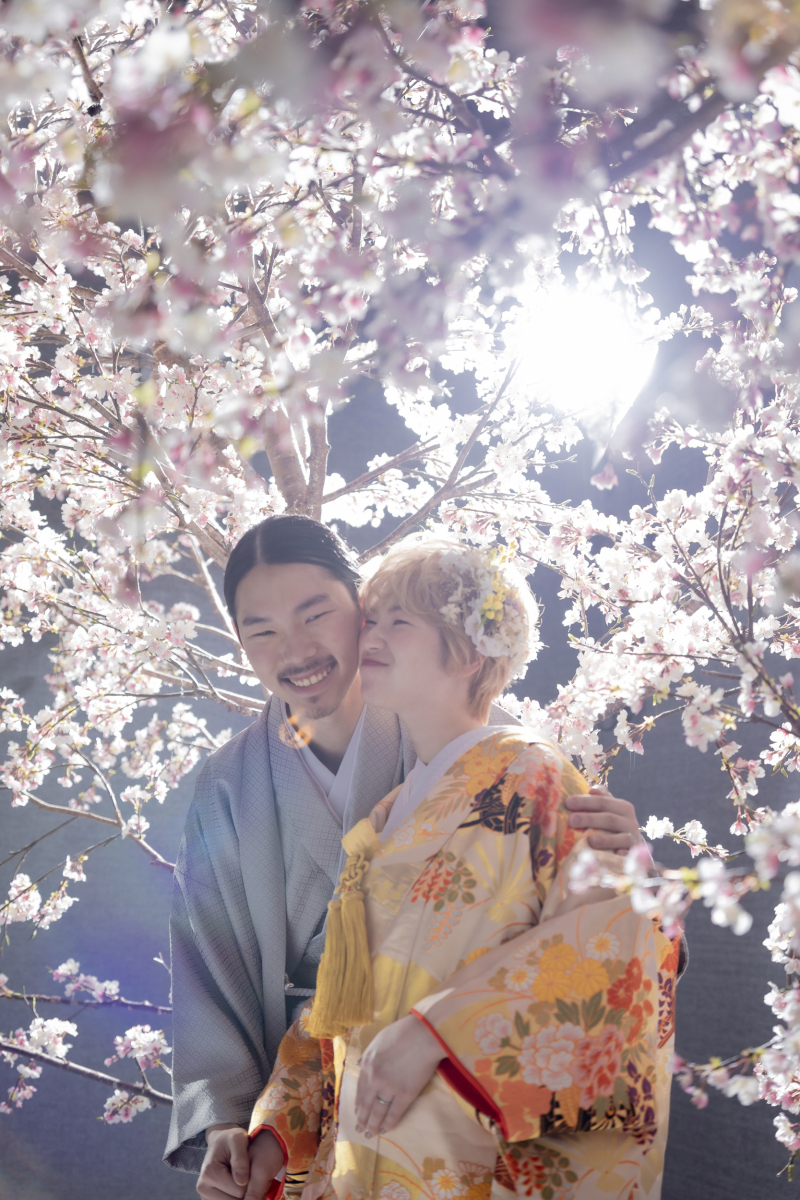 肩を寄せ合う新郎新婦様