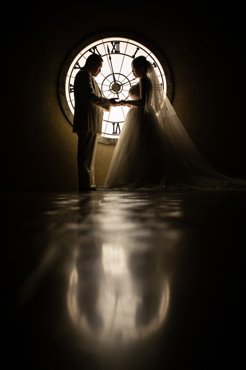 神秘的なクロックでの時と誓いを刻むショット