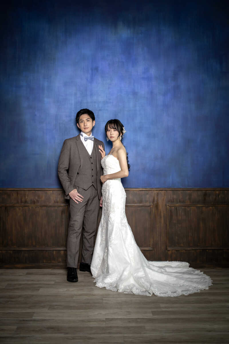 ブルーの壁に映える二人の存在感