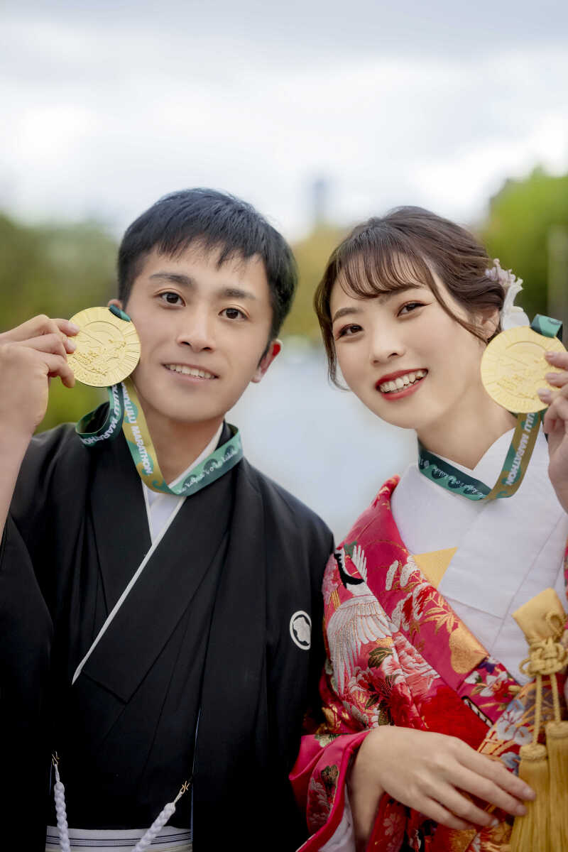 輝くメダルと一緒に