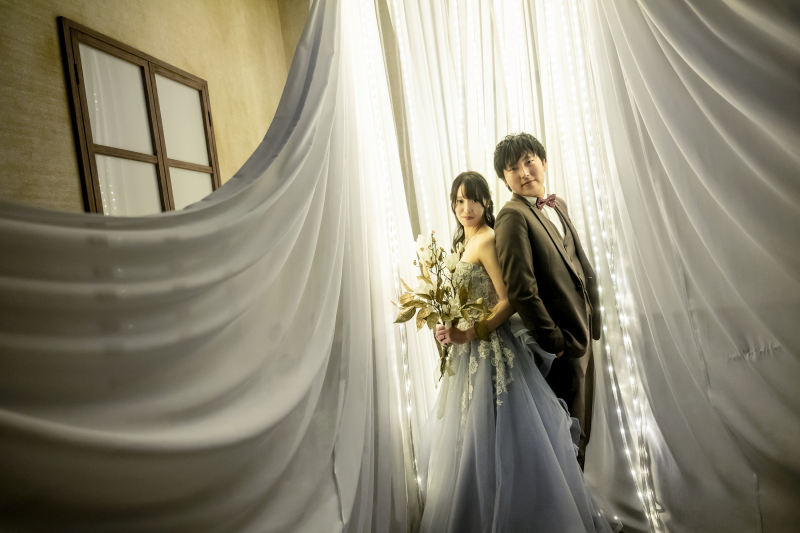 光のカーテンに包まれて、ふたりの物語がはじまる。