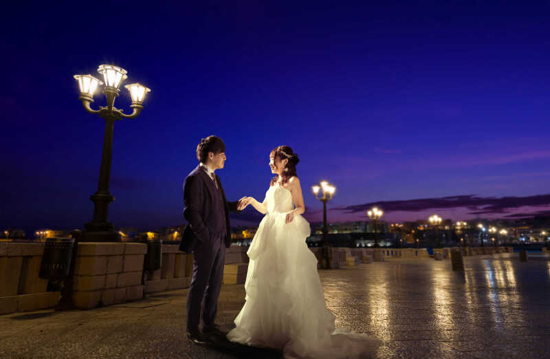 夜景に溶け込む、おふたりのシルエット