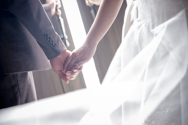 ドアオープン!未来の扉をひらく手繋ぎショット