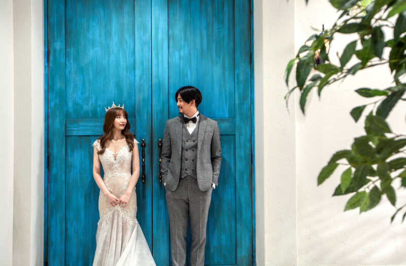 地中海エントランスで見つめ合いショット