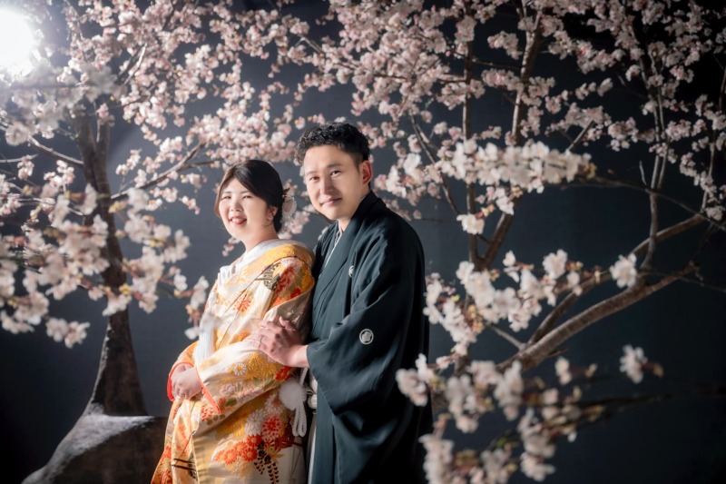 桜の中になるおふたりの笑顔