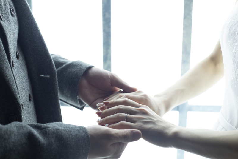 手を取り合って