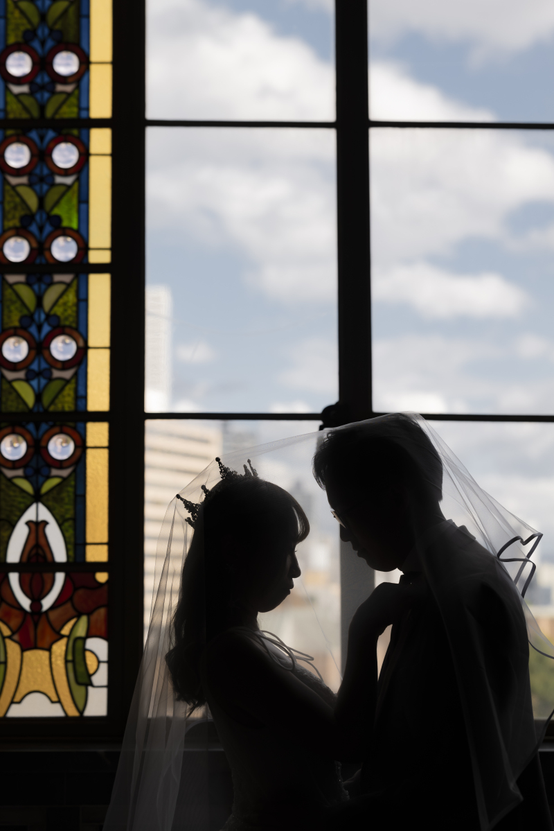 シルエットに映る、ロマンティックな誓いの瞬間