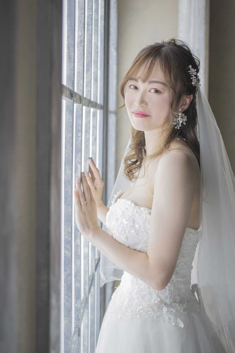 【チャペル】窓際×ご新婦様ソロショット