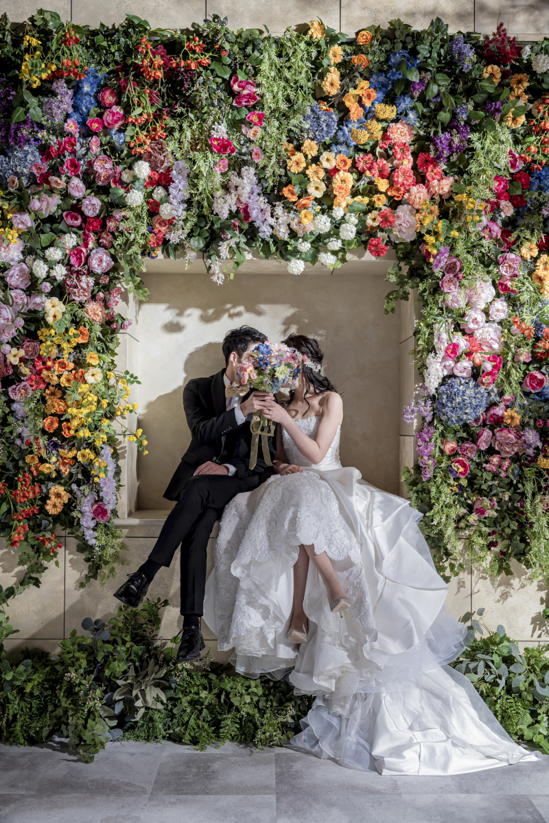 花で顔を隠して