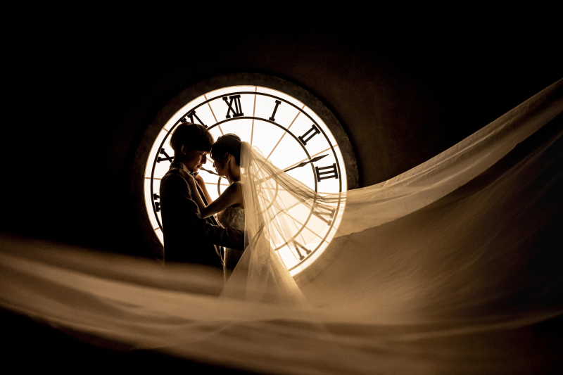 舞い上がるベールが美しい印象的なショット!