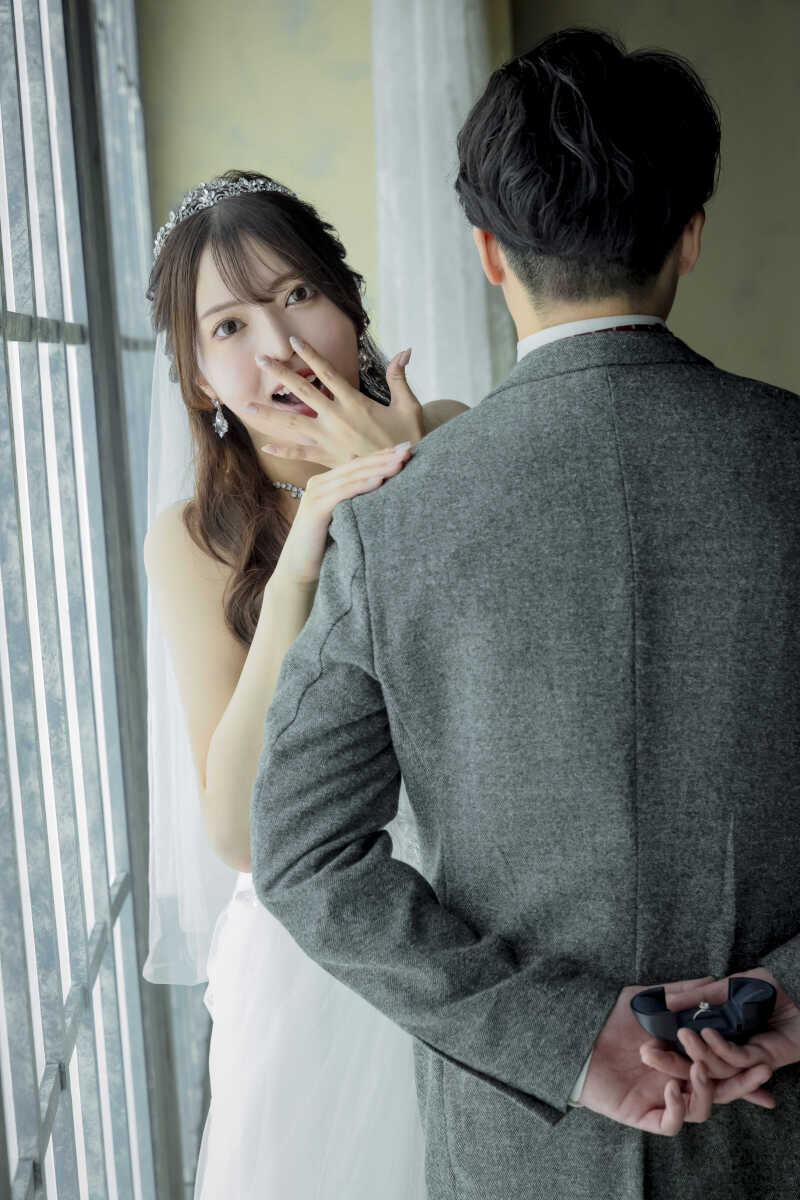 ご新郎様が後ろ手に…