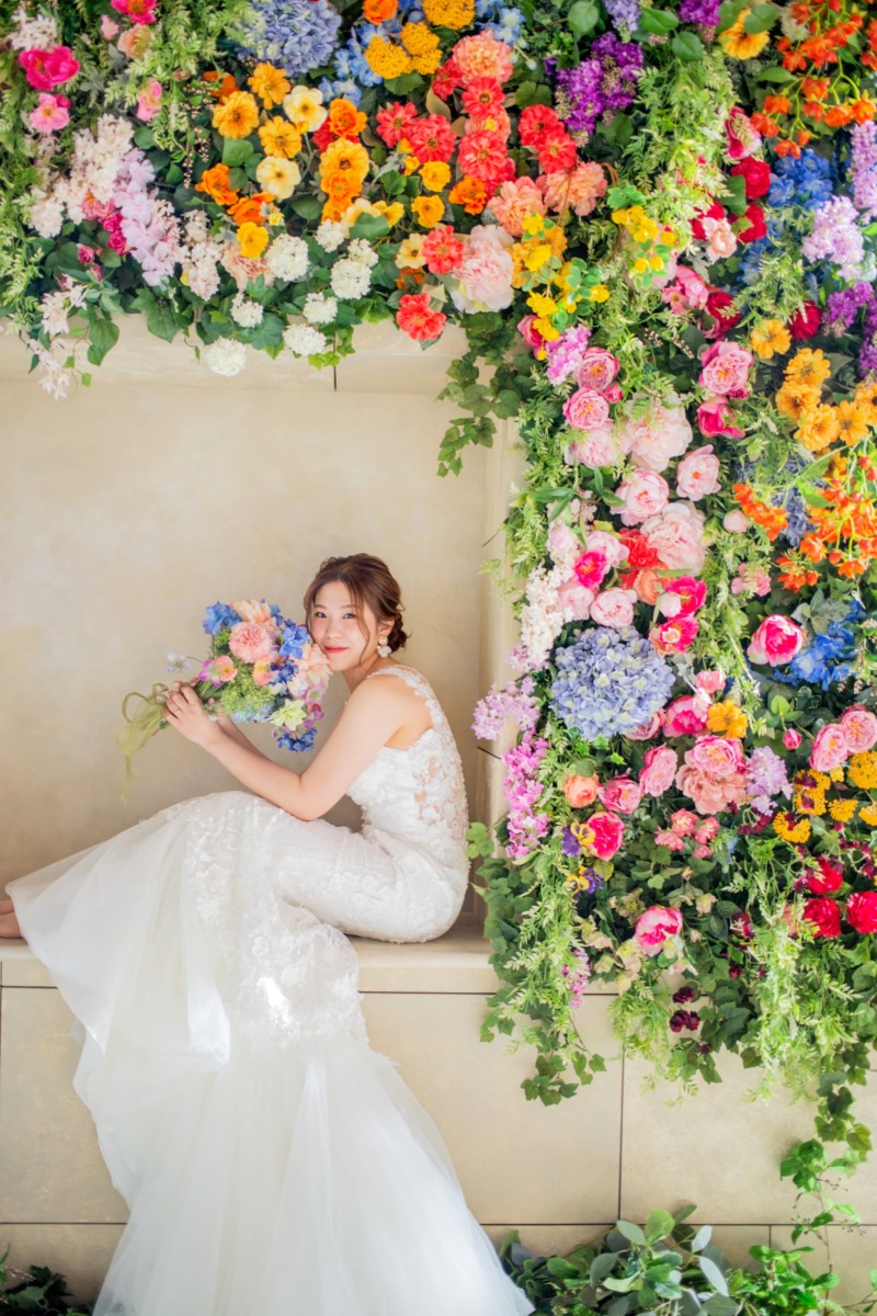 花に包まれる花嫁姿
