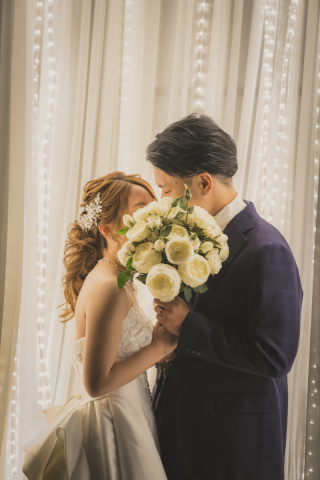 ブーケの陰に隠れて