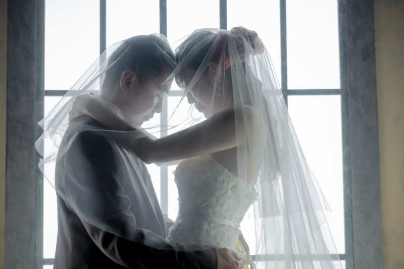 ベール越しのウェディングフォト