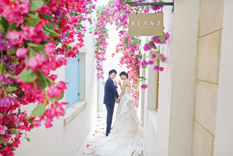 鮮やかな花のアーチで、笑顔がこぼれる瞬間