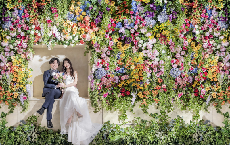 カラフルなフラワーに包まれたキュートショット!