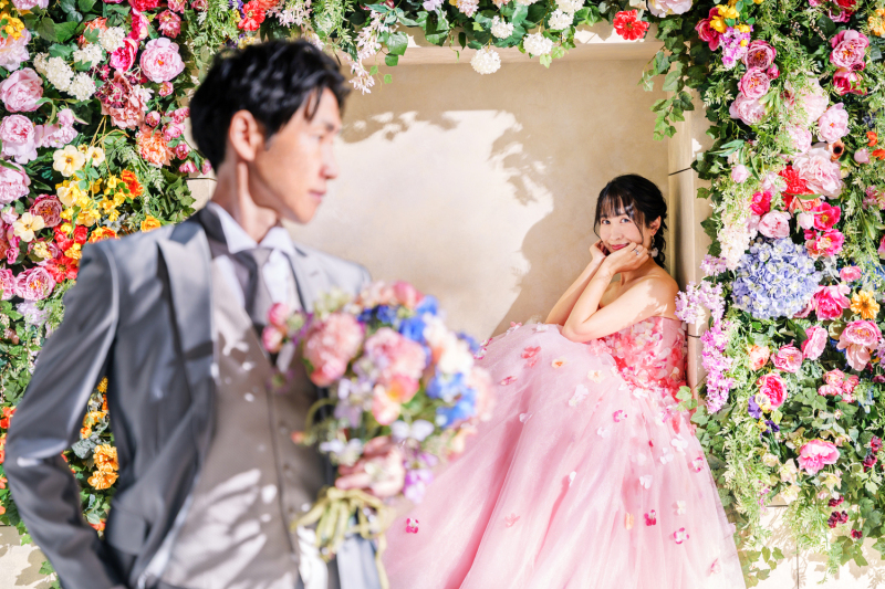 フラワーウォールに切り取られた、ふたりの距離