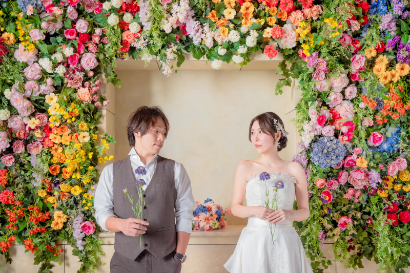 カラフルなフラワー×ナチュラルに一輪を手に取り…