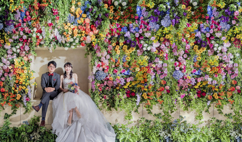カラフルな壁一面のフラワーに囲まれて♡
