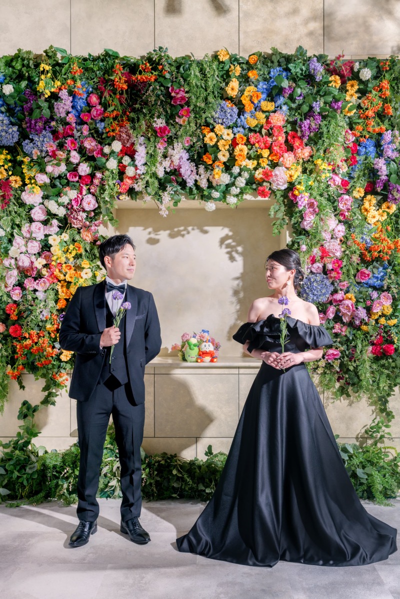 カラフルな壁に馴染むミニーブとホゲータ