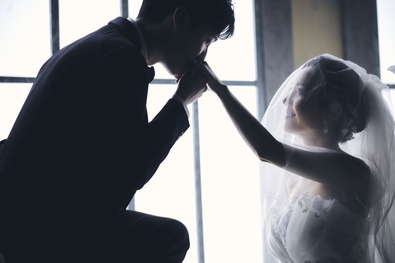 光に包まれながらのプロポーズショット