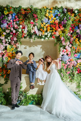 フラワーウォール前で家族揃ったポージング！