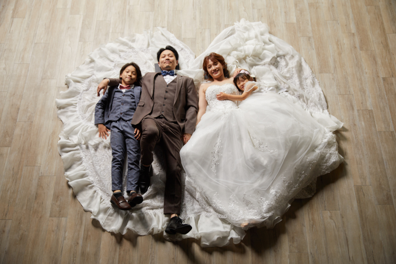 ドレスを活かしたロマンティックな可愛い家族写真!