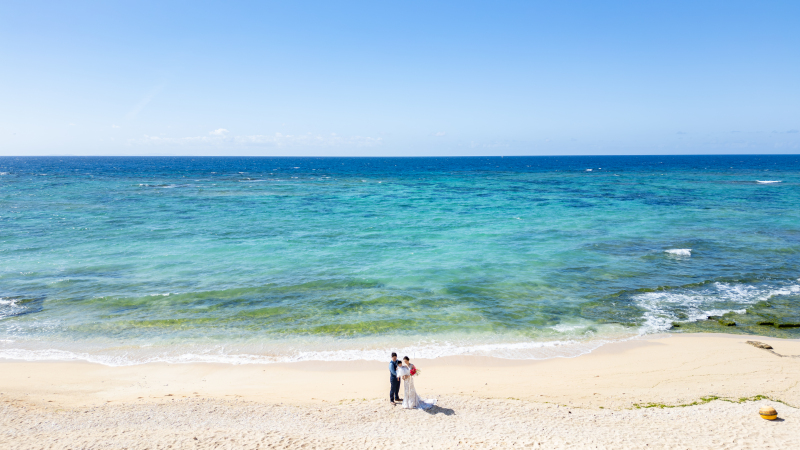これからもずっと見ていく沖縄の海をバックに