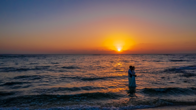 水平線の雲が演出する日没