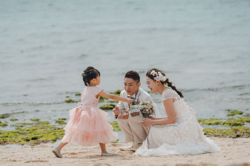 リングガールは照れくさくて笑顔にはなれなかった