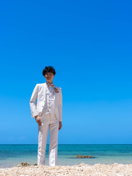 白いタキシードが超お似合いで