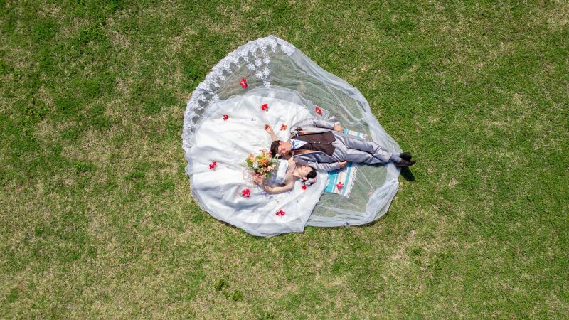 草原で眠る二人