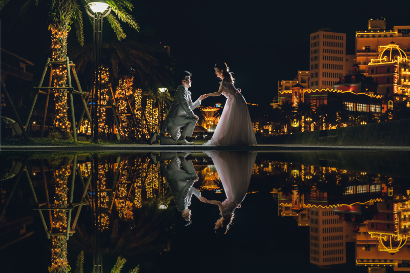 きらめくナイトイルミをバックに