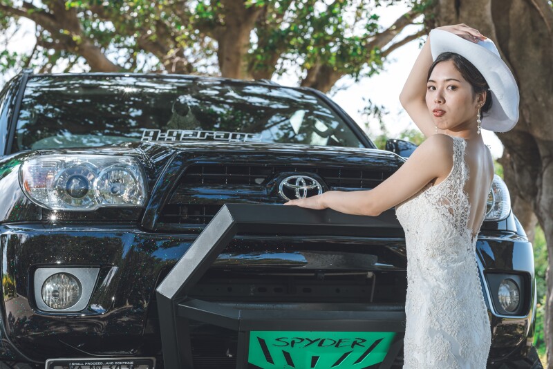 パラディス・ブルーの白いカウボーイハットは