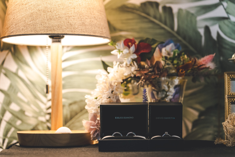 まずはお二人の素敵な指輪から...