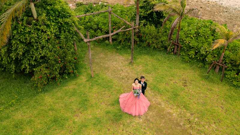 まずはパラディスブルーのガーデンチャペルで